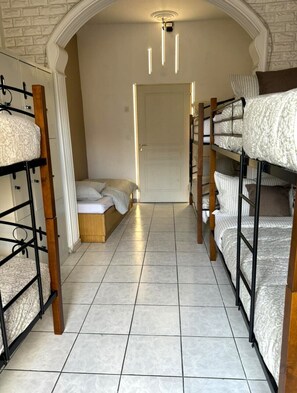 4 dormitorios, tabla de planchar con plancha, wifi y ropa de cama