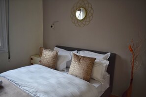 4 bedrooms, iron/ironing board, WiFi, bed sheets - Athens Central Station 4-Room Apartment / AC & towels Optional ++ (Athina)