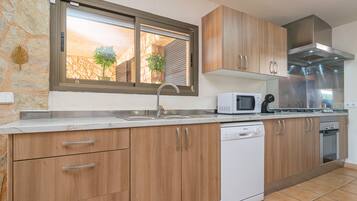 Een koelkast, een magnetron, een vaatwasser