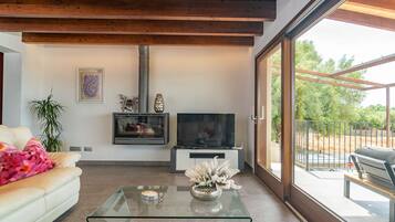 Een televisie en een open haard