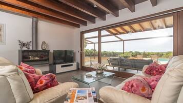 Een televisie en een open haard