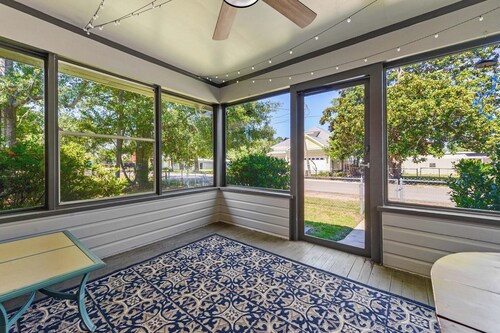 3BR/2BA close to Beach & one block from Downtown Ocean Springs! Shelby Chateau