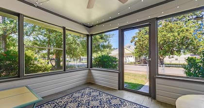 3BR/2BA close to Beach & one block from Downtown Ocean Springs! Shelby Chateau