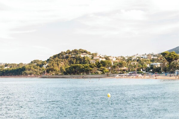 Playa en los alrededores y camastros 