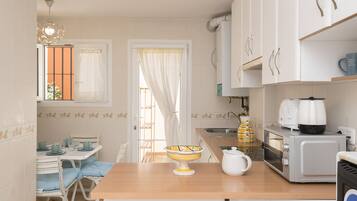 Een koelkast, een magnetron, een vaatwasser, een broodrooster