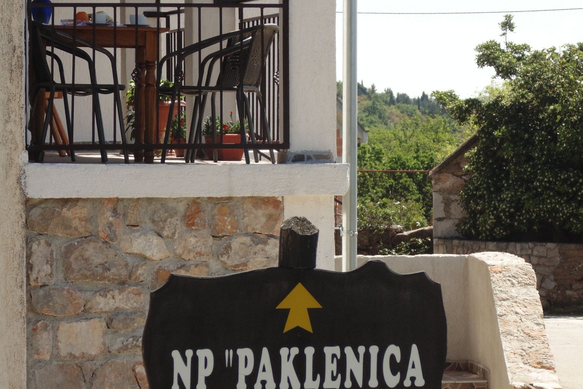 Un panneau indiquant le parc national de « PAKLENICA », avec une flèche pointant vers le haut, indiquant la direction à suivre pour s’y rendre.