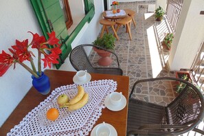 Outdoor dining - Holiday Home in Starigrad near Beach (Starigrad Paklenica)
