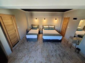 Habitación Confort con 2 camas individuales | Ropa de cama hipoalergénica, minibar, escritorio y insonorización