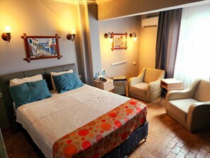 Comfort tweepersoonskamer, uitzicht op stad | Hypoallergeen beddengoed, een minibar, een bureau, geluiddichte muren