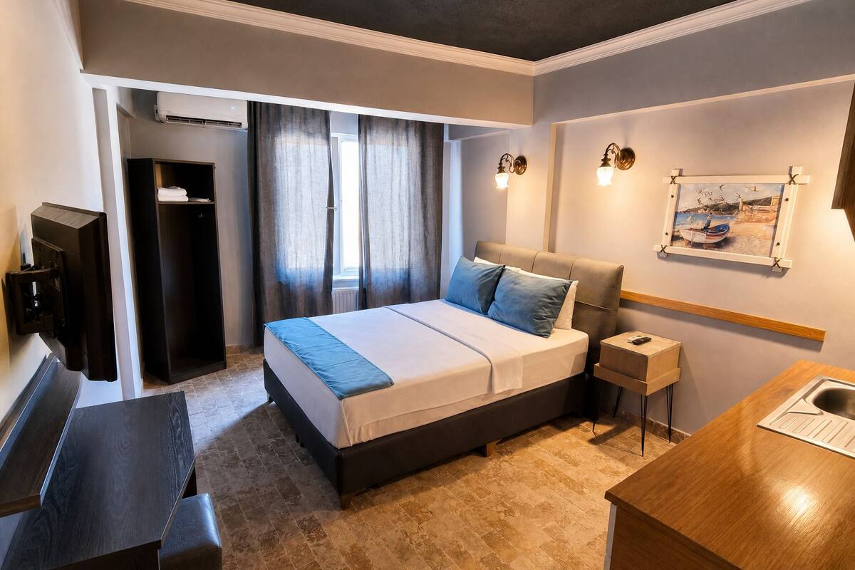 Phòng đôi tiện nghi đơn giản, quang cảnh thành phố | Bộ đồ giường kháng dị ứng, minibar, bàn, phòng cách âm 
