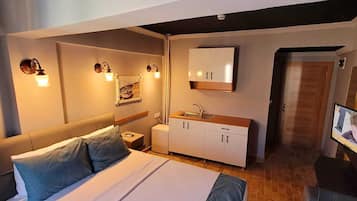Habitació doble Comfort, vistes a la ciutat | Roba de llit hipoal·lergògena, minibar i escriptori