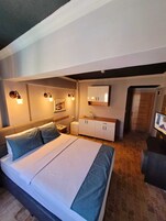 Ropa de cama hipoalergénica, minibar y escritorio 