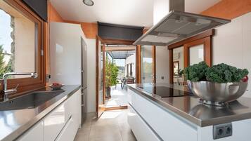 Fridge, microwave, dishwasher, coffee/tea maker