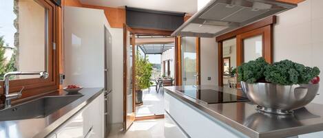 Fridge, microwave, dishwasher, coffee/tea maker