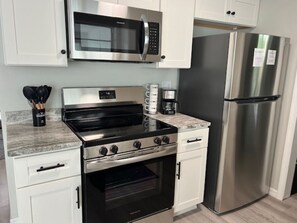 Frigorífico, microondas, horno y placa de cocina