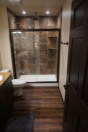 Dusj, hårføner, håndklær og såpe