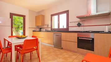 Een koelkast, een magnetron, een vaatwasser