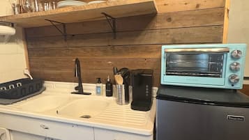 Refrigerador, cafetera y tetera, tetera eléctrica y tostadora