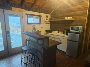 Kühlschrank, Wasserkocher mit Kaffee-/Teezubehör, Wasserkocher, Toaster