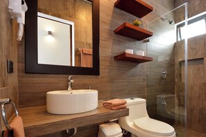 Secador de cabelo, toalhas de banho, sabonete, papel higiênico