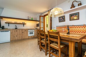 Réfrigérateur, micro-ondes, lave-vaisselle, cafetière/bouilloire