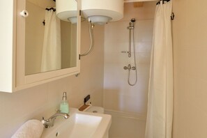 Shower - Seaside Retreat in Marina di Grosseto (Starigrad Paklenica)