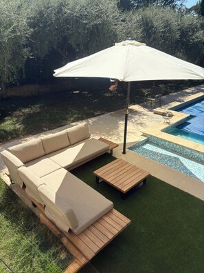 Terrace/patio - Quiet house not overlooked, air-conditioned on wooded and enclosed grounds - Parking. (Rochefort du Gard)