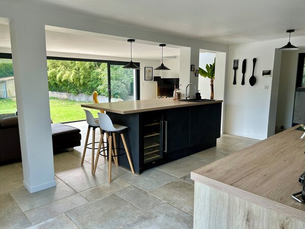 Interior - Quiet house not overlooked, air-conditioned on wooded and enclosed grounds - Parking. (Rochefort du Gard)