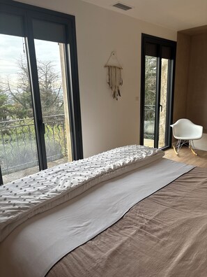 3 bedrooms, desk, iron/ironing board, travel cot - Quiet house not overlooked, air-conditioned on wooded and enclosed grounds - Parking. (Rochefort du Gard)