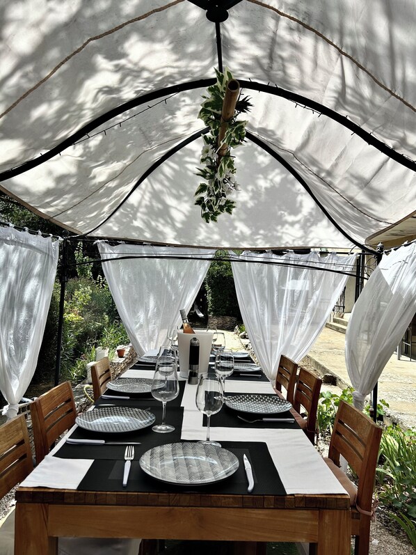 Outdoor dining - Quiet house not overlooked, air-conditioned on wooded and enclosed grounds - Parking. (Rochefort du Gard)