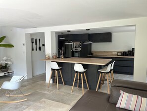 Interior - Quiet house not overlooked, air-conditioned on wooded and enclosed grounds - Parking. (Rochefort du Gard)