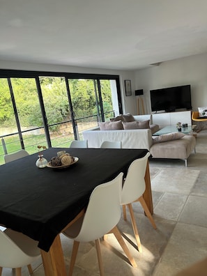 Interior - Quiet house not overlooked, air-conditioned on wooded and enclosed grounds - Parking. (Rochefort du Gard)