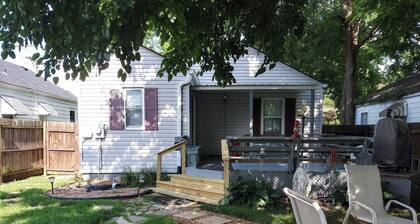 Cozy 2-bedroom bungalow with AC and WiFi in charming Springfield