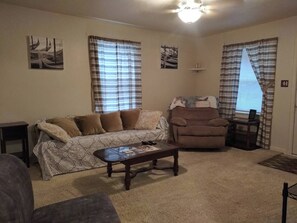 Living area - Cozy 2-bedroom bungalow with AC and WiFi in charming Springfield (Springfield)