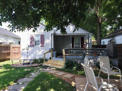 Cozy 2-bedroom bungalow with AC and WiFi in charming Springfield