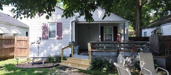 Cozy 2-bedroom bungalow with AC and WiFi in charming Springfield