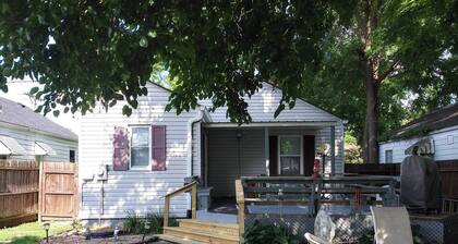 Cozy 2-bedroom bungalow with AC and WiFi in charming Springfield