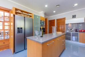 Kühlschrank, Mikrowelle, Geschirrspüler