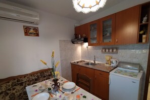 Fridge, stovetop, coffee/tea maker, dining tables - Coastal Comfort in Vinišće (Vinisce)