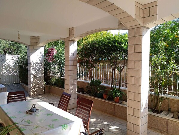 Outdoor dining - Coastal Comfort in Vinišće (Vinisce)