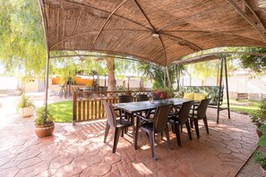 Outdoor dining - La Redondela - Four Bedroom Villa, Sleeps 7 (Chiclana de la Frontera)