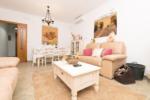 TV, fireplace - La Redondela - Four Bedroom Villa, Sleeps 7 (Chiclana de la Frontera)