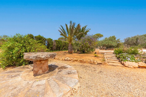Property grounds - Els Garrovers - Two Bedroom Villa, Sleeps 4 (Ses Salines)