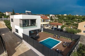 Exterior - Villa in Pakoštane near Beach & Pool (Pakostane)
