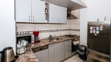 Fridge, microwave, stovetop, dishwasher