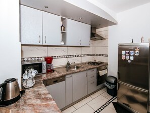 Fridge, microwave, stovetop, dishwasher