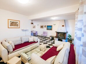 テレビ、暖炉、卓球台