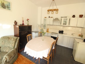 Réfrigérateur, four, plaque de cuisson, cafetière/bouilloire