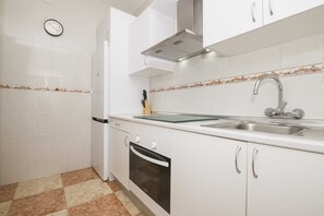 Kylskåp, mikrovågsugn och brödrost