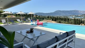 Piscina externa sazonal, guarda-sóis, espreguiçadeiras
